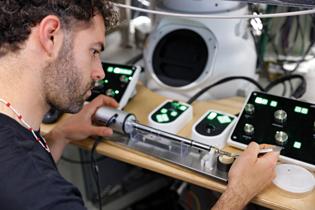 Ein Probenhalter für das ultraschnelle Elektronenmikroskop. Die Dynamik von funktionellen Nanostrukturen und Quantenmaterialien können nun mittels besonderer Attosekunden-Mikroskopie untersucht werden.