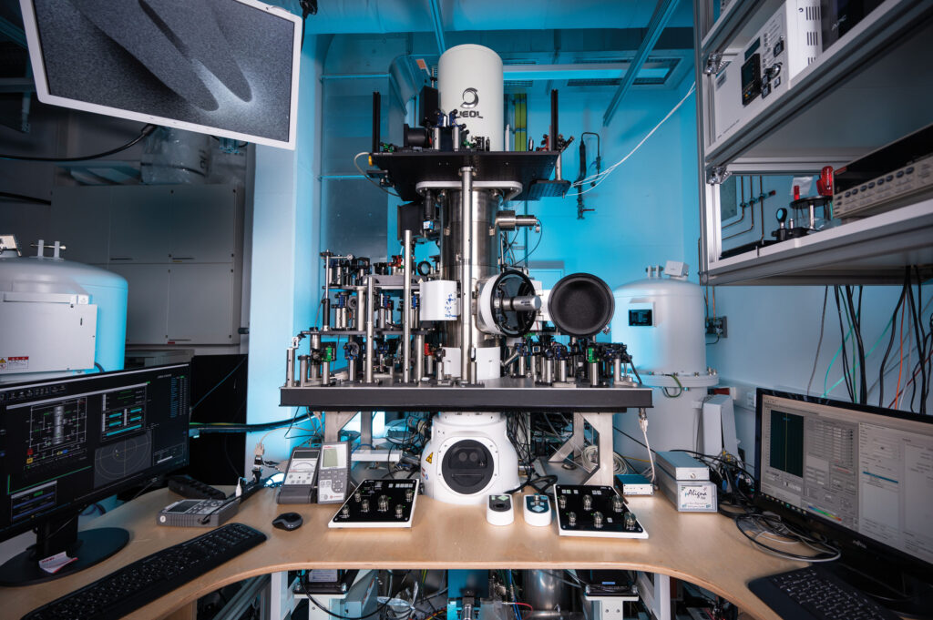 Attosekunden-Elektronenmikroskop in Konstanz. Die Kombination aus Lasertechnologie und Elektronenmikroskopie erlaubt Messungen in bisher unerreichten Raum-Zeit-Dimensionen. Es ist das schnellste Elektronenmikroskop der Welt.