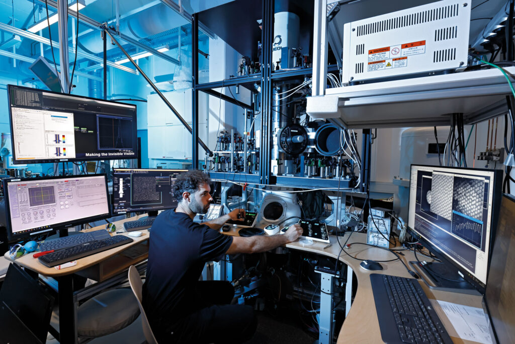 Messaufbau für die Attosekunden-Mikroskopie. Gleichzeitige Kontrolle von Laser- und Elektronenstrahlen erlaubt deren zeitliche und räumliche Überlagerung und damit Präzisionsmessungen von Materialdynamiken. Das Konstanzer Attosekunden-Elektronenmikroskop ist aktuell weltweit einmalig.