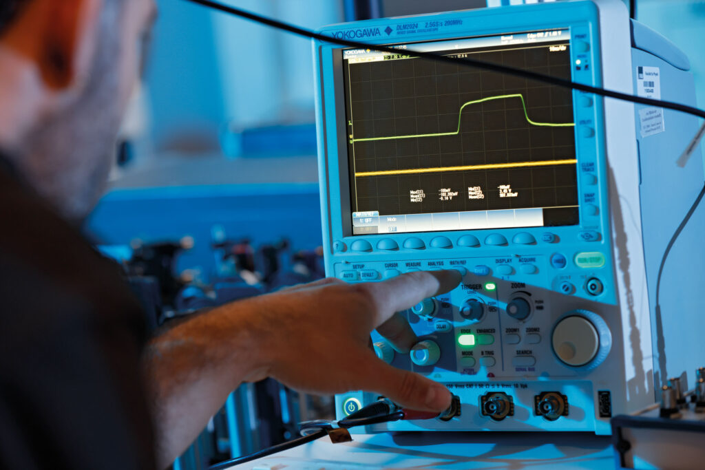 Oszilloskop zur Aufnahme transienter optischer Signale: Lichtimpulse erzeugen einen Stromfluss in einer Photodiode und erlauben die Charakterisierung der Pulseigenschaften.