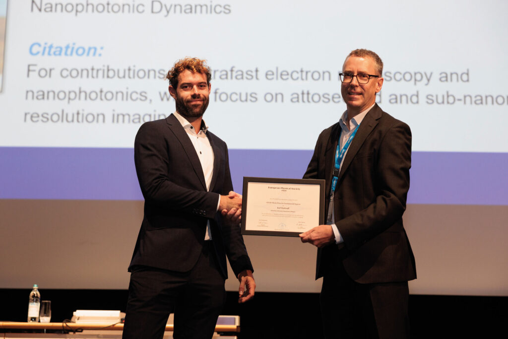 Verleihung Dissertationspreis der European Physical Society an Joel Kuttruff mit Prof. Dr. Lukas Gallmann, ETH Zürich.