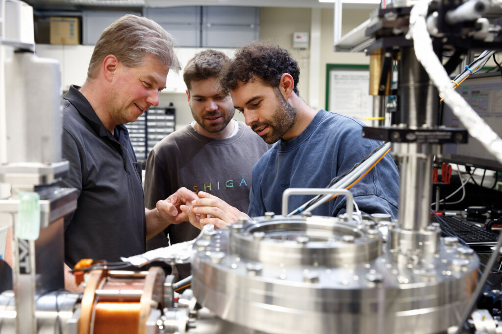 Diskussion optischer Elemente zur Strahlanpassung mit Prof. Dr. Peter Baum und Master-
Student Nicolas Bader.