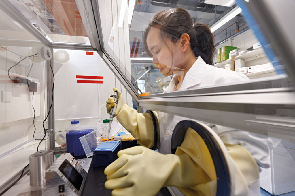 Synthetische Zellen von Grund auf aufbauen: Mai P. Tran stellt unter kontrollierten Feuchtigkeitsbedingungen Lipidvesikel her. Diese mikroskopisch kleinen Kompartimente dienen als vereinfachte Modelle biologischer Zellen.