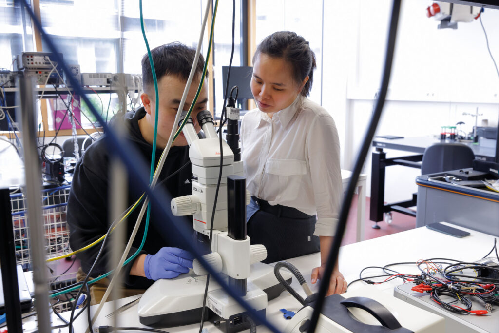 Die entwickelten Strukturen werden unter dem Mikroskop sichtbar gemacht. Mit im Bild: Dr. Jianfeng Li, Postdoktorand, Institute for Molecular Systems Engineering and Advanced Materials (IMSEAM).