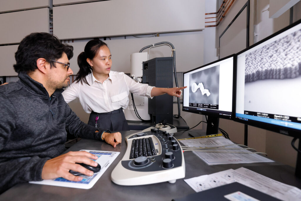 Auf dem Weg zum Nanoroboter: Das Rasterelektronenmikroskop macht magnetische Mikroschwimmer sichtbar. Mai P. Tran entwickelt Konzepte, um diese mit Wirkstoffen und genetischem Material zu beladen und für medizinische Anwendungen nutzbar zu machen. Im Bild: Dr. Nicolas Moreno Gomez, Institute for Molecular Systems Engineering and Advanced Materials (IMSEAM).