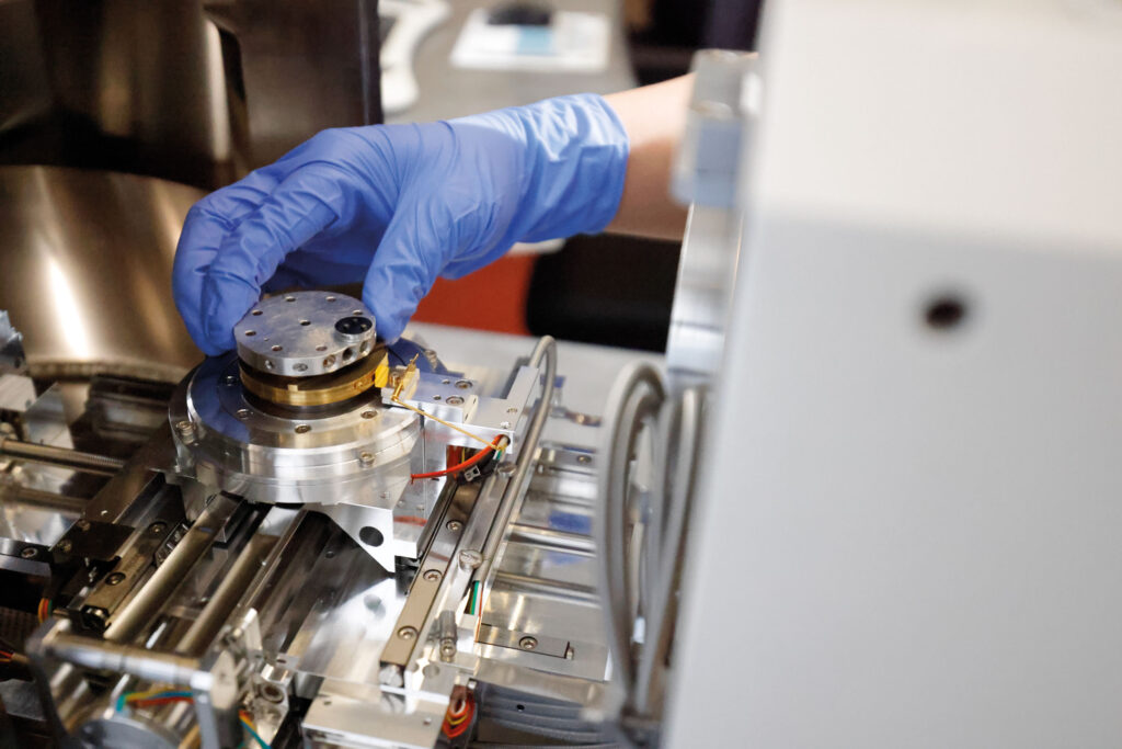 Qualitätskontrolle im Nanobereich: 
Im Rasterelektronenmikroskop werden 
die hergestellten Strukturen mit einem 
Elektronenstrahl untersucht, um ihre Form 
und Qualität bis ins kleinste Detail 
sichtbar zu machen.
