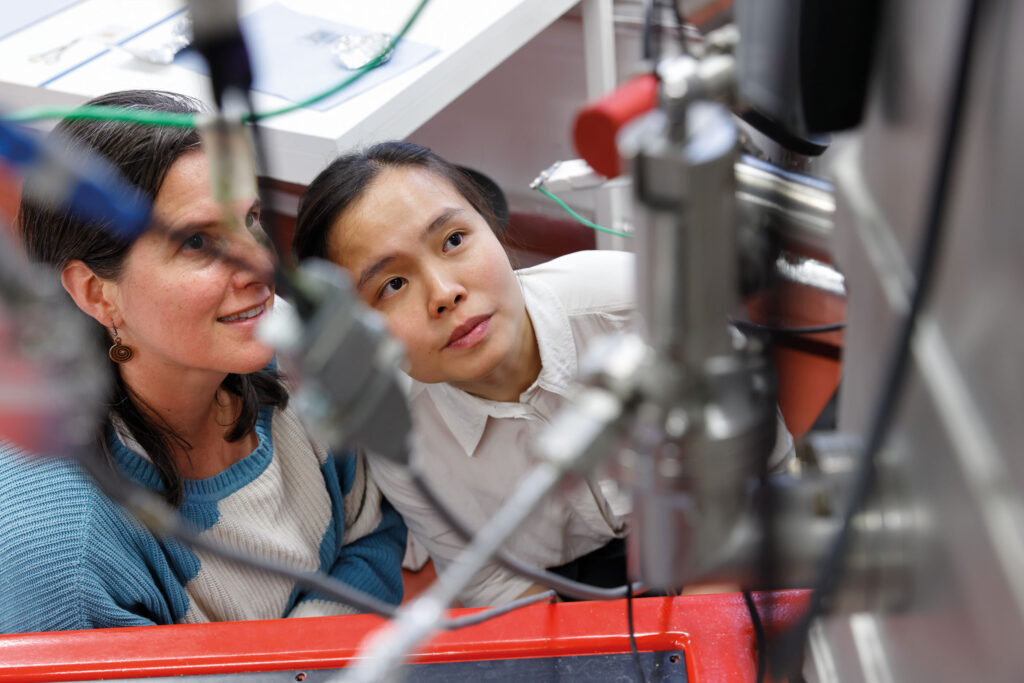 Blick auf die GLAD-Anlage. Mit dieser Technologie entstehen Nano- und Mikrostrukturen wie magnetische Mikroschwimmer. Ziel von Mai P. Trans aktueller Forschung ist die Verbindung von DNA- und RNA-Nanotechnologie mit anorganischen Materialien, um Nanoroboter für therapeutische Anwendungen und künftige nanoskalige Geräte zu entwickeln. Mit im Bild: Dr. Mariana Alarcon Correa, Institute for Molecular Systems Engineering and Advanced Materials (IMSEAM).